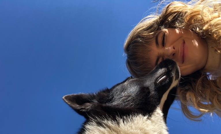 kintla-kissing-gubba dog kissing person